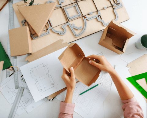 Worker folder packaing boxes