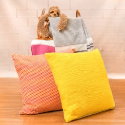 Cushions in different clours and sizes  image 0